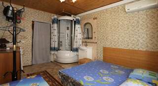 Гостевой дом na Desantnikov Коктебель Трехместный номер с общим туалетом-1