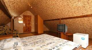 Гостевой дом na Desantnikov Коктебель Трехместный номер с общей ванной комнатой-2