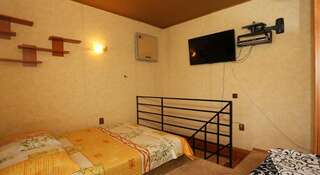 Гостевой дом na Desantnikov Коктебель Улучшенный трехместный номер-2