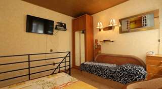 Гостевой дом na Desantnikov Коктебель Улучшенный трехместный номер-7